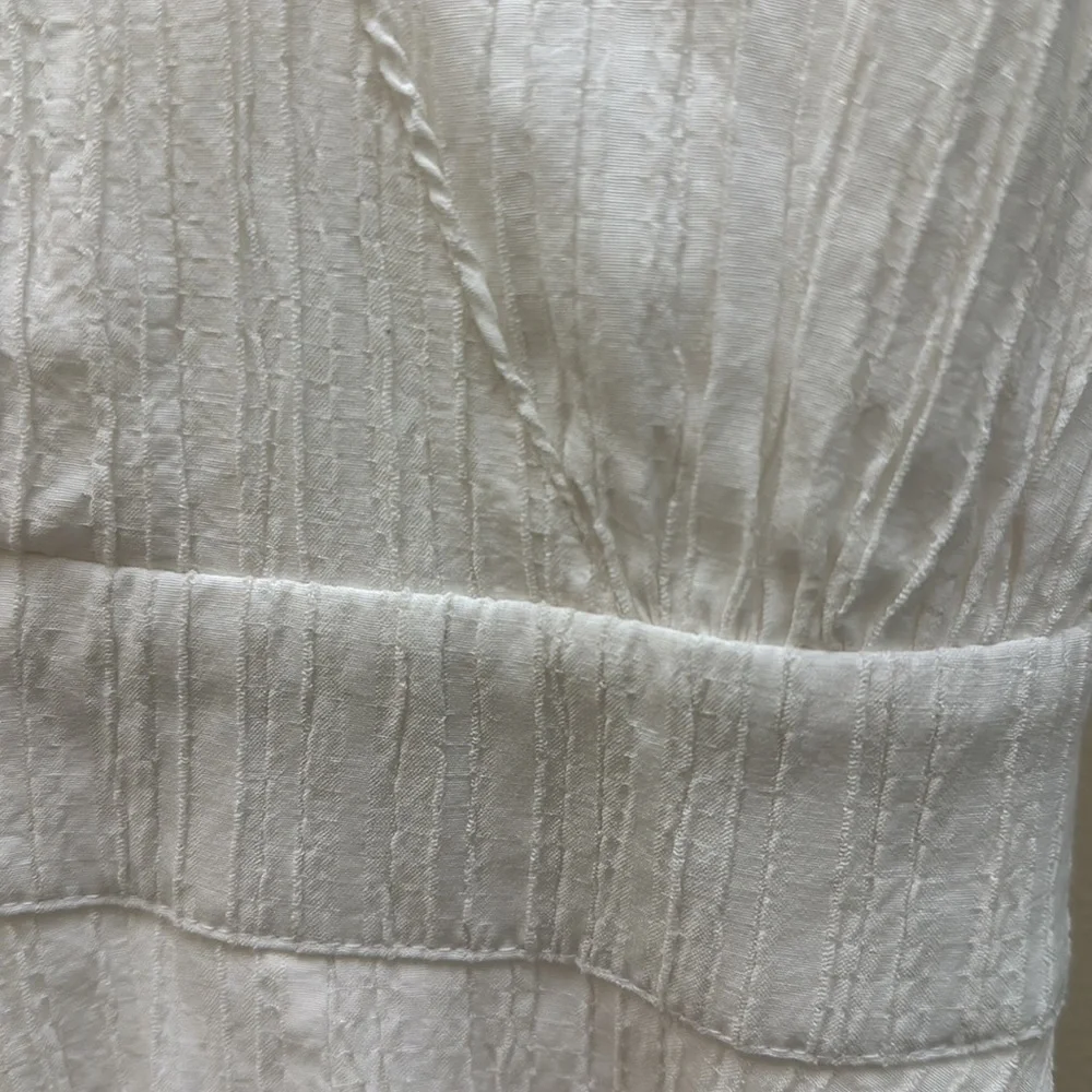 Short romper, jumpsuit, V cut at the top, crossed straps at the back - Picture 5 of 17